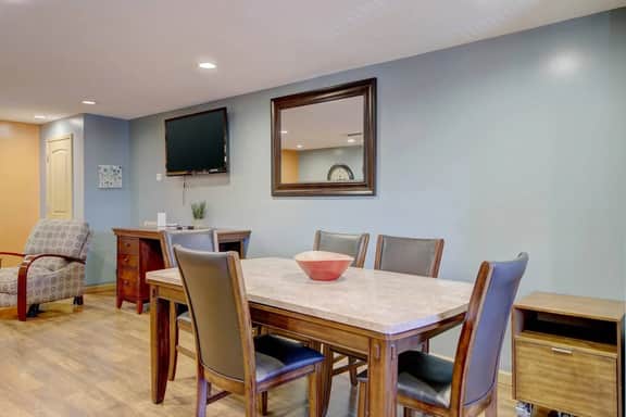 Apartment A Spacious Work-Travel Euro Executive - Image 2